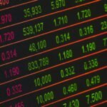 Tela de bolsa de valores com números e indicadores financeiros, simbolizando o mercado de investimentos em ETFs para alavancar sua riqueza.