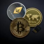 Moedas simbólicas de Bitcoin, Ethereum e Ripple com um chip eletrônico, simbolizando investimentos em criptomoedas para potencializar sua riqueza.